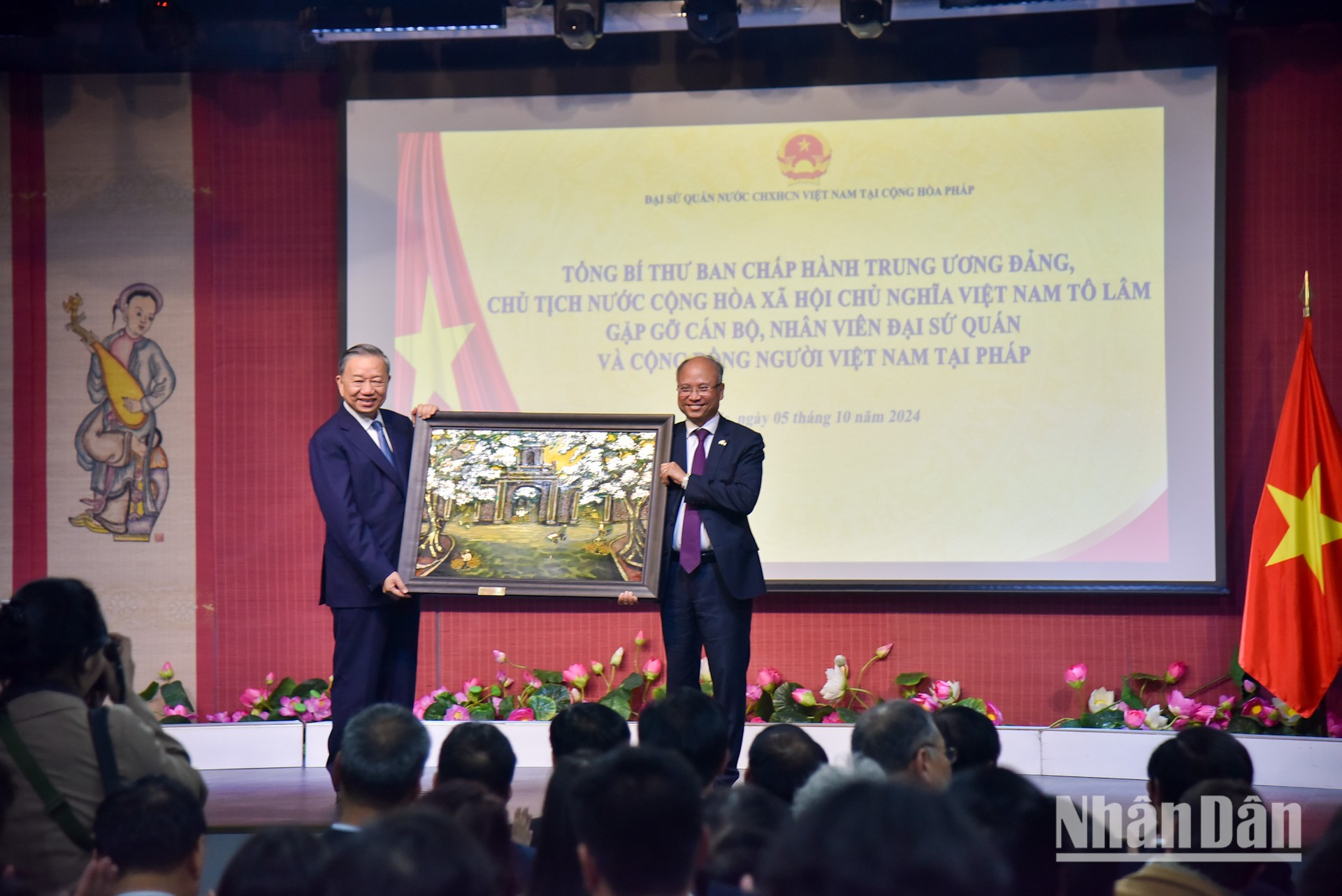 El líder vietnamita entrega un regalo al embajador en Francia. El líder vietnamita entrega un regalo al embajador en Francia.