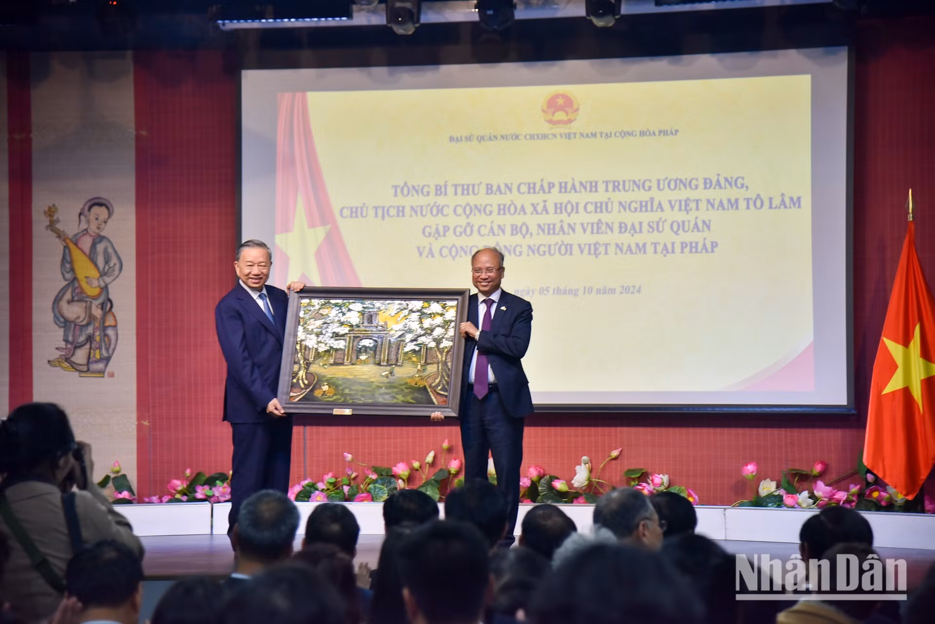 El líder vietnamita entrega un regalo al embajador en Francia.