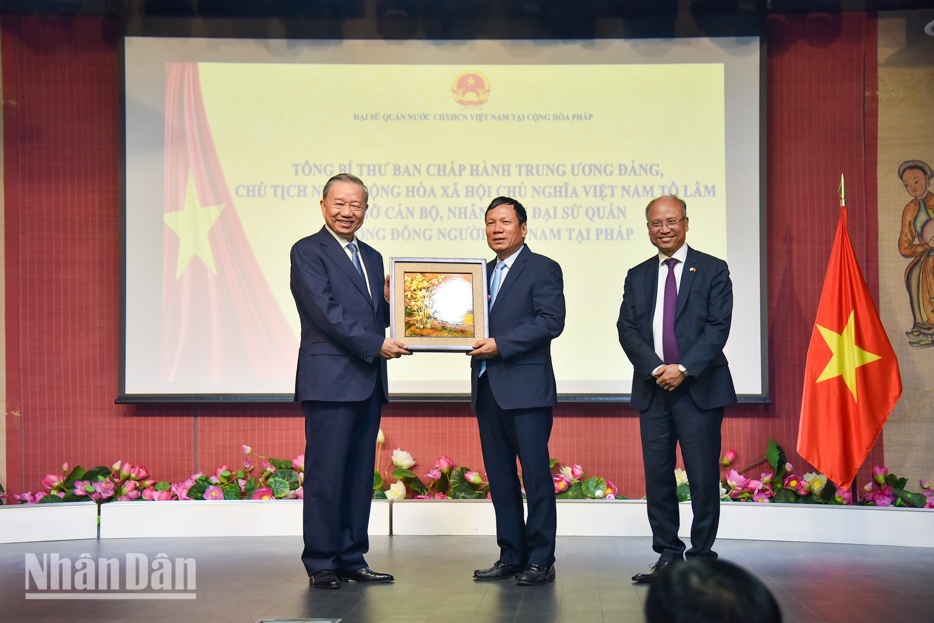 El líder vietnamita entrega un regalo a Unión de Asociaciones Vietnamitas en Europa. El líder vietnamita entrega un regalo a Unión de Asociaciones Vietnamitas en Europa.