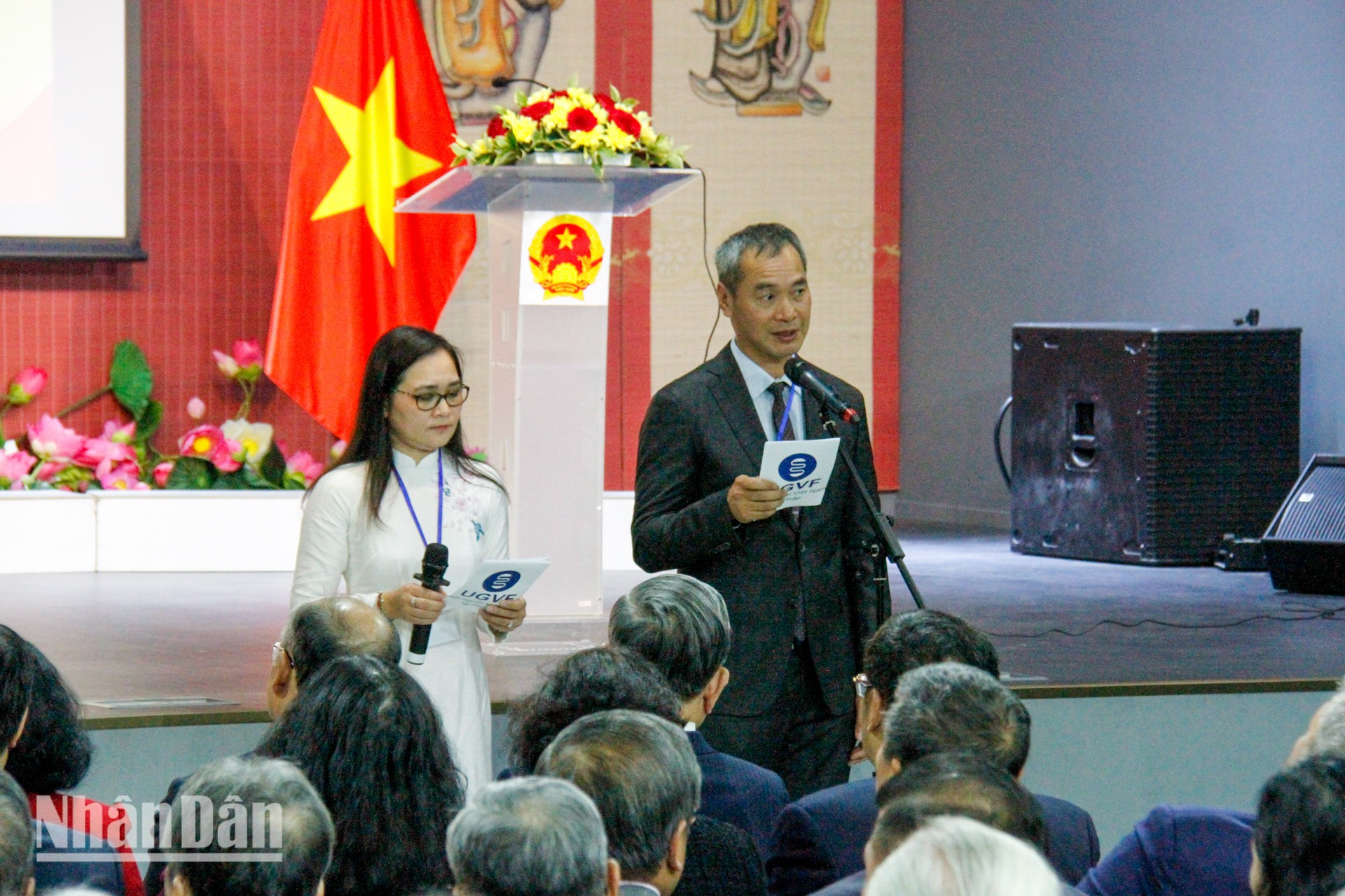 El presidente de la Asociación de Vietnamitas en Francia, Vuong Huu Nhan, afirma que las generaciones de vietnamitas en Francia, de cualquier época, están profundamente apegadas a sus raíces y acompañan al país. El presidente de la Asociación de Vietnamitas en Francia, Vuong Huu Nhan, afirma que las generaciones de vietnamitas en Francia, de cualquier época, están profundamente apegadas a sus raíces y acompañan al país.