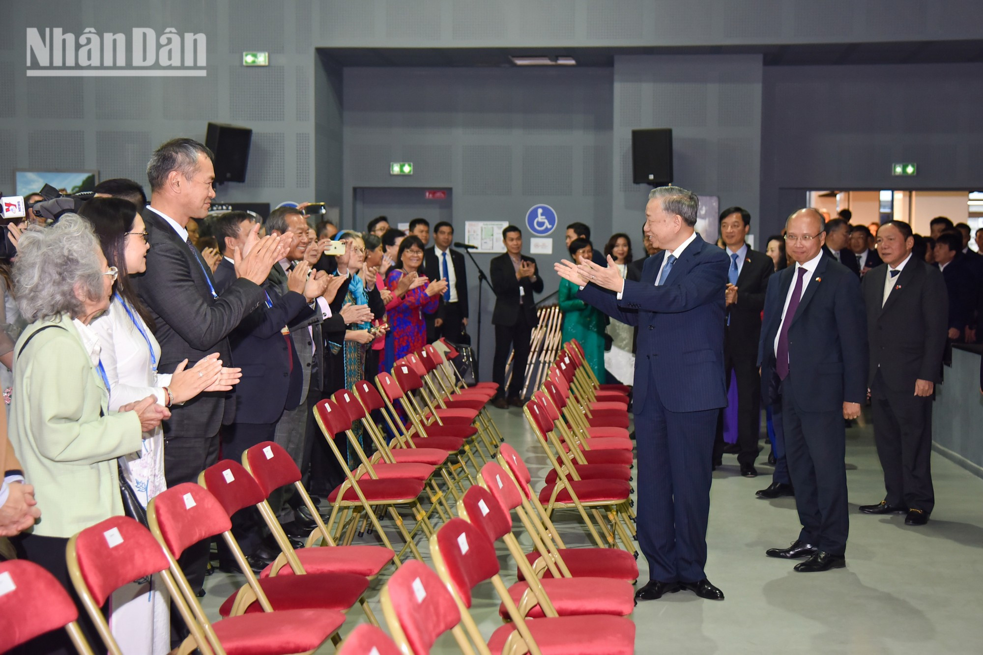 La comunidad vietnamita en Francia recibe al secretario general del Partido Comunista y presidente de Vietnam, To Lam. La comunidad vietnamita en Francia recibe al secretario general del Partido Comunista y presidente de Vietnam, To Lam.