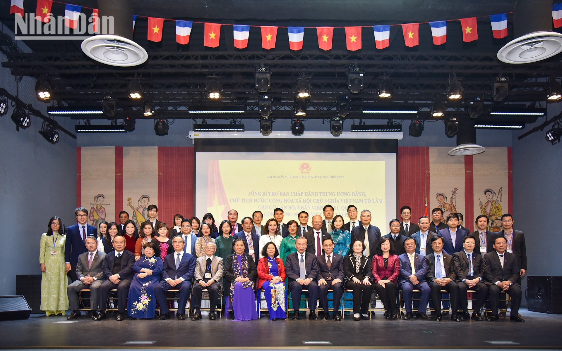 El máximo dirigente de Vietnam, To Lam, y la comunidad de connacionales en Francia. El máximo dirigente de Vietnam, To Lam, y la comunidad de connacionales en Francia.