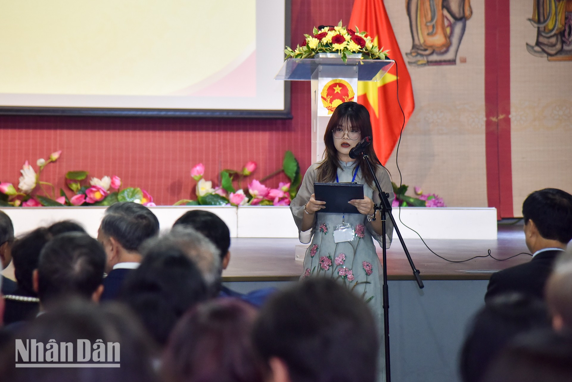 Una representante de la Asociación de Jóvenes y Estudiantes de Vietnam en Francia informa sobre las actividades que contribuyen al desarrollo comunitario y a la promoción de la imagen de Vietnam en el país anfitrión. Una representante de la Asociación de Jóvenes y Estudiantes de Vietnam en Francia informa sobre las actividades que contribuyen al desarrollo comunitario y a la promoción de la imagen de Vietnam en el país anfitrión.