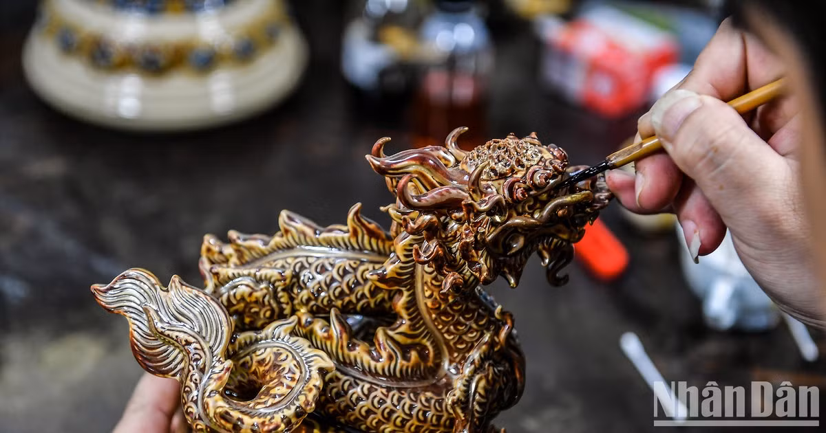 Sello de dragón cerámico chapado en oro de Bat Trang