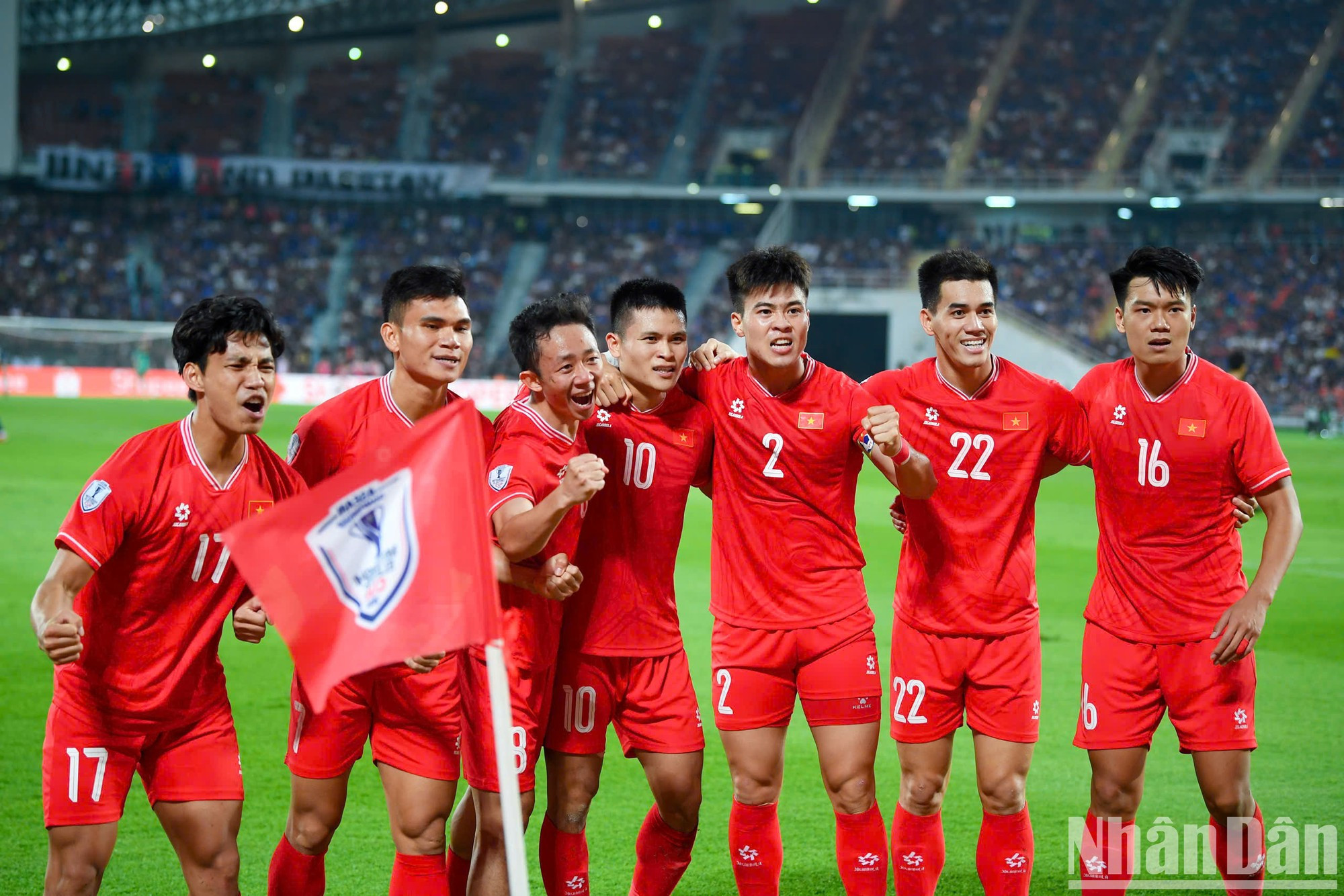 Los vietnamitas acuden hacia las gradas del estadio Rajamangala para celebrar el gol. Los vietnamitas acuden hacia las gradas del estadio Rajamangala para celebrar el gol.