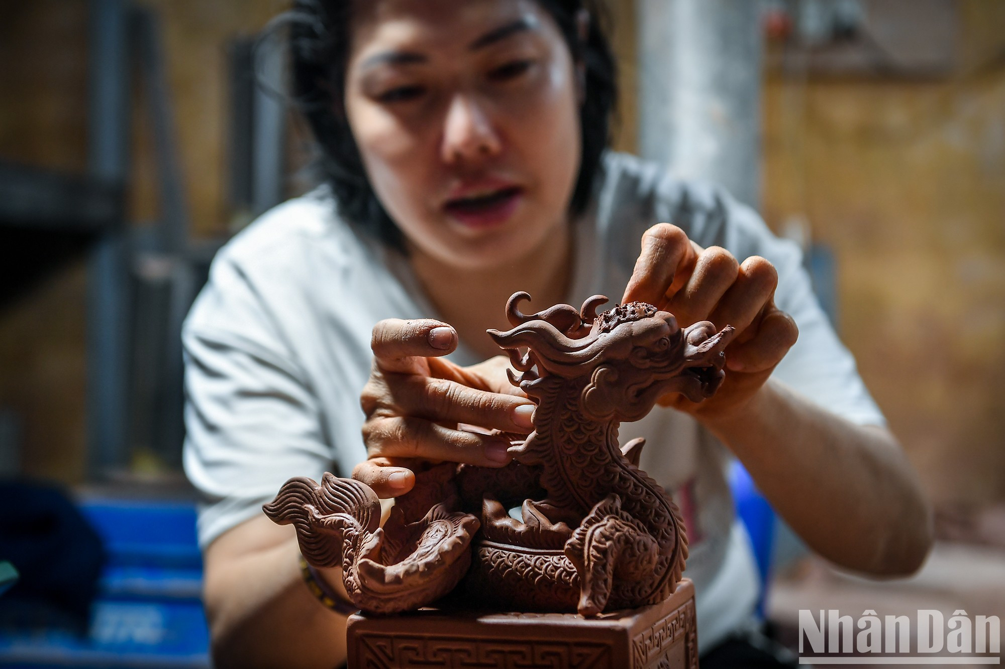 La artesana Dao Yen, que lleva más de 10 años trabajando en Bat Trang, dice que su trabajo consiste en dar los últimos toques a pequeños detalles como las antenas y las aletas dorsales. Todo se hace a mano y requiere una gran concentración. La artesana Dao Yen, que lleva más de 10 años trabajando en Bat Trang, dice que su trabajo consiste en dar los últimos toques a pequeños detalles como las antenas y las aletas dorsales. Todo se hace a mano y requiere una gran concentración.