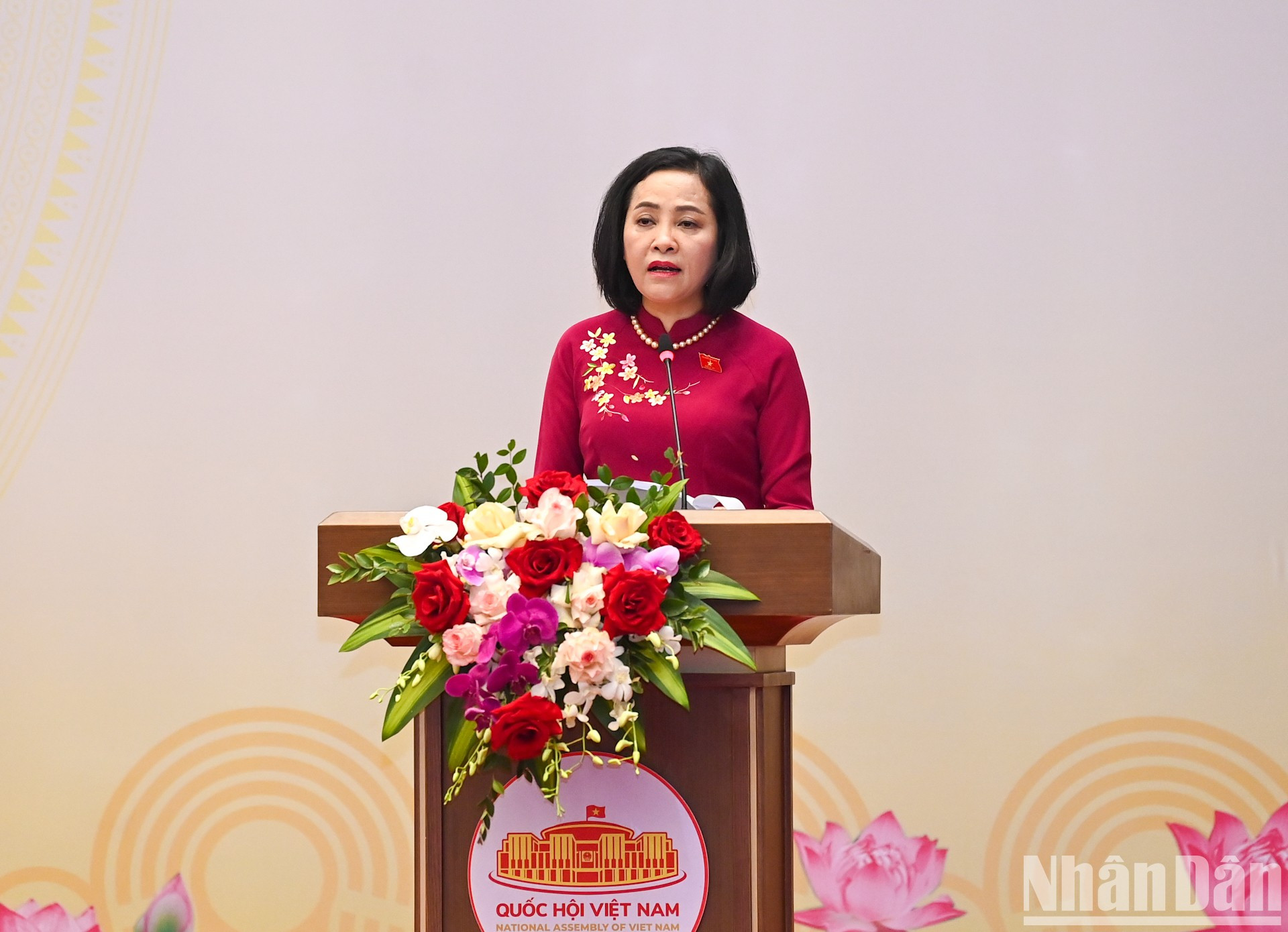 La jefa de la Comisión de Asuntos de Diputados del Comité Permanente de la Asamblea Nacional, Nguyen Thi Thanh, habla en la reunión. La jefa de la Comisión de Asuntos de Diputados del Comité Permanente de la Asamblea Nacional, Nguyen Thi Thanh, habla en la reunión.