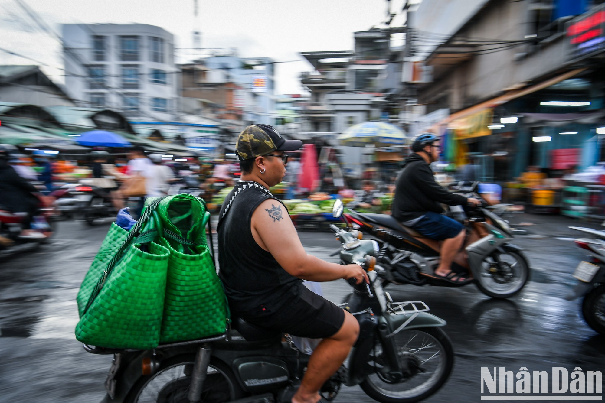 La vida cotidiana bulliciosa en mercados locales.