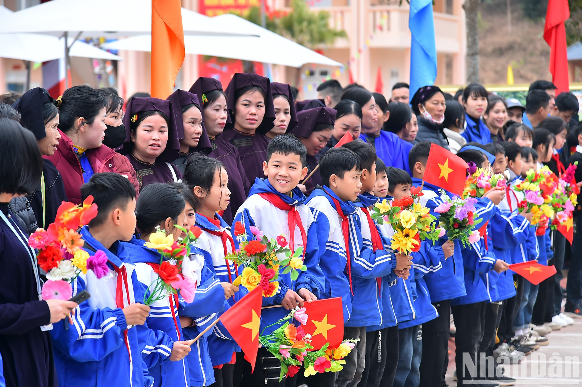 Gente de la comuna de Chien Thang en el distritode Chi Lang, da bienvenido al presidente Luong Cuong.