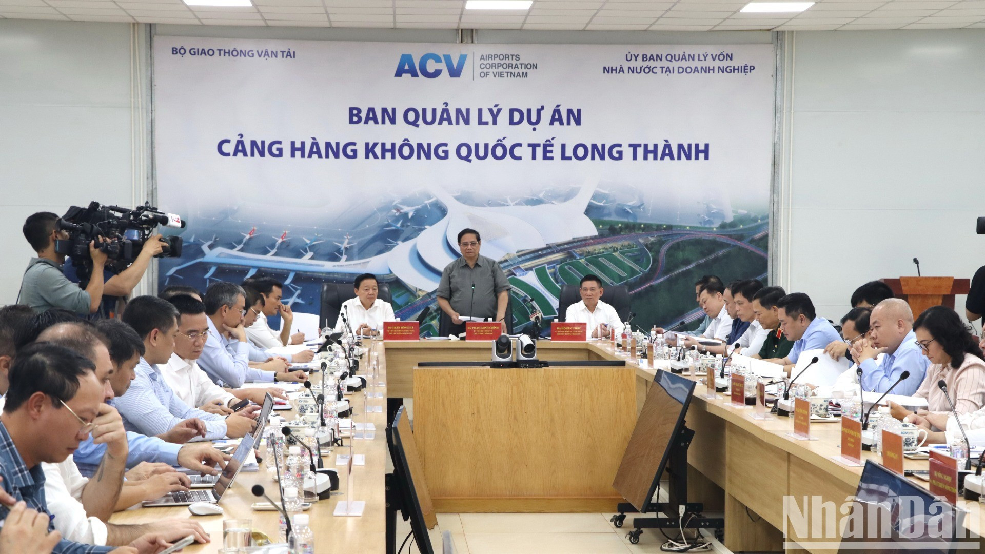 El premier sostiene un encuentro con las entidades relacionadas sobre el progreso del proyecto.