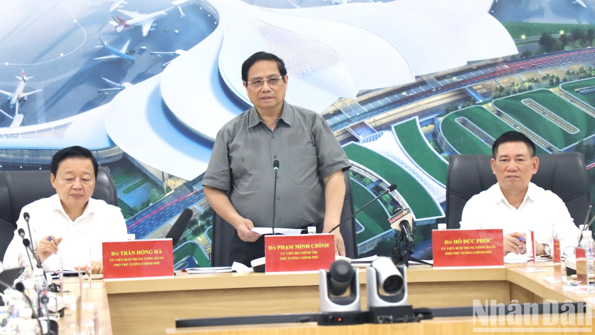 El premier Pham Minh Chinh habla en la cita.