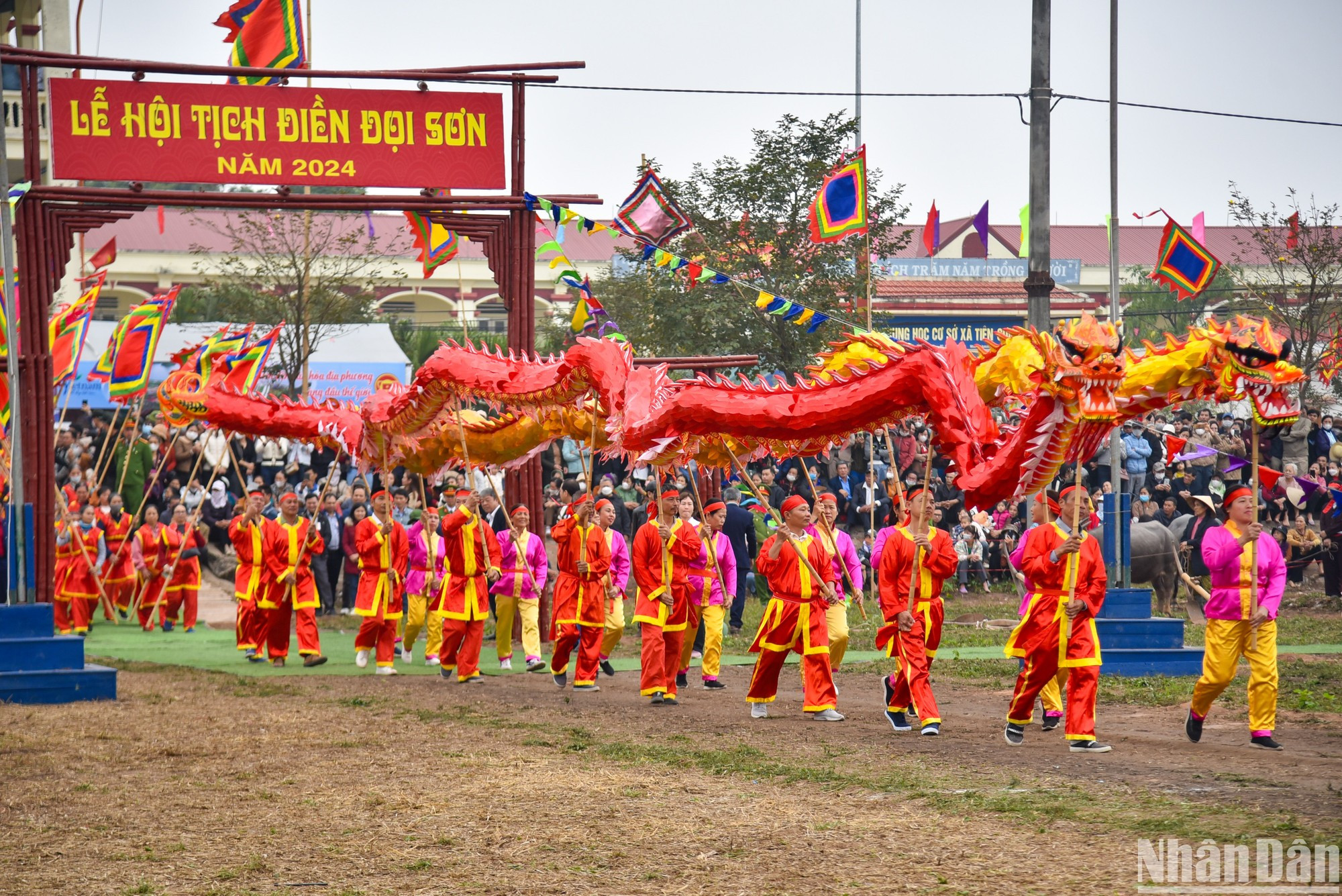 El tradicional festival anual Tich dien (labranzas) se lleva a cabo hoy en la comuna de Tien Son. El tradicional festival anual Tich dien (labranzas) se lleva a cabo hoy en la comuna de Tien Son.