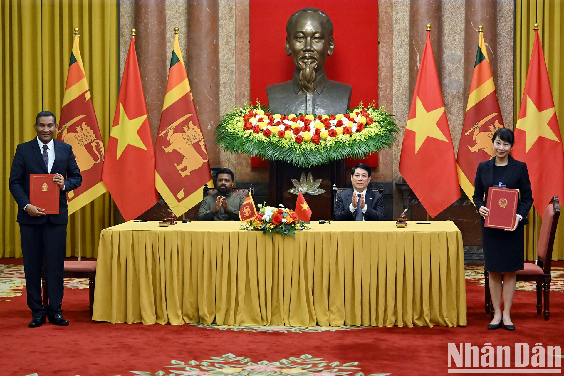La firma del Memorando de Entendimiento sobre la cooperación entre la Academia Diplomática de Vietnam y la Academia Internacional de Formación Diplomática Bandaranaike de Sri Lanka.