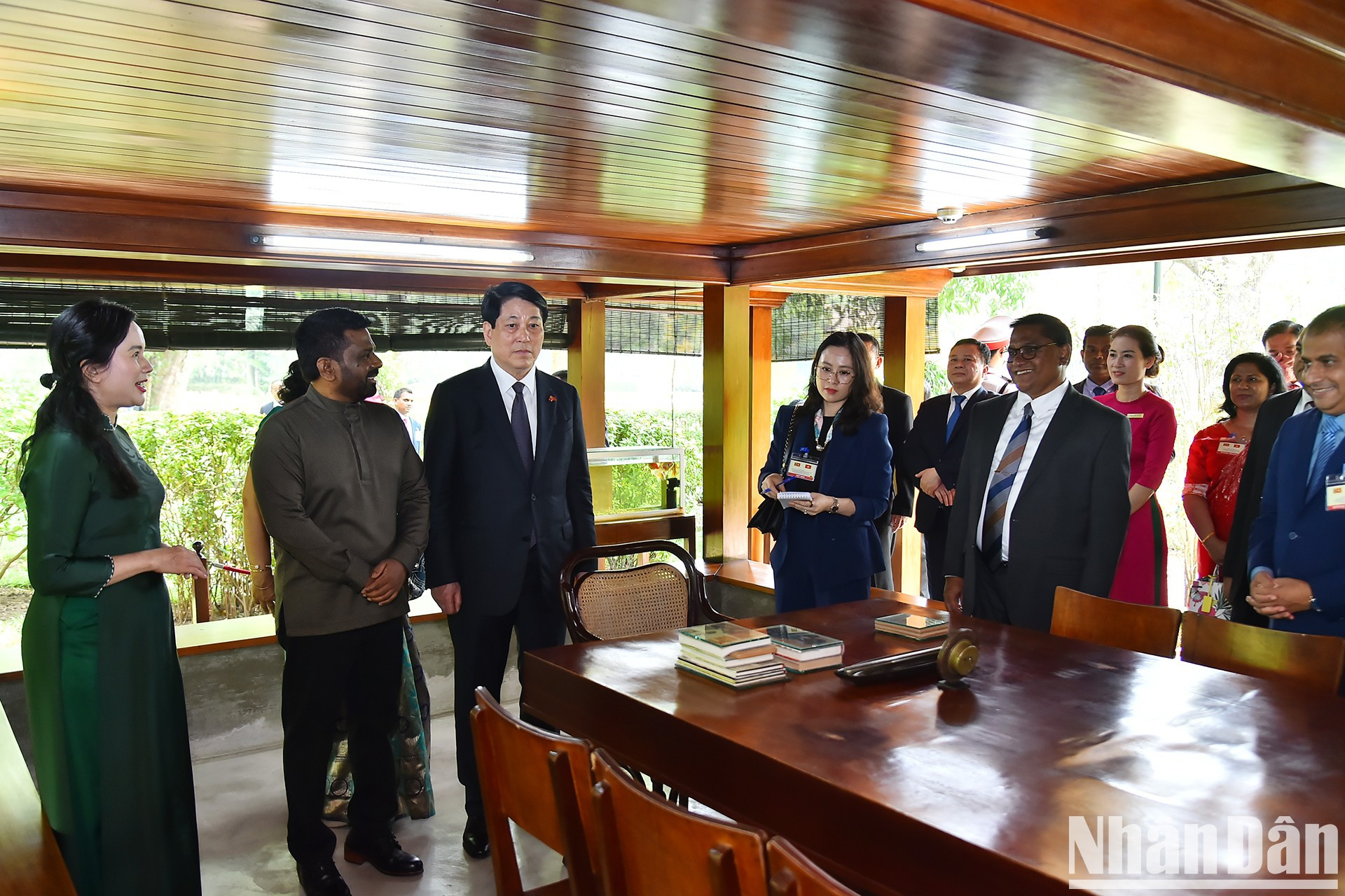 Los presidentes de Vietnam y Sri Lanka y los funcionarios escuchan una presentación sobre la vida y la trayectoria del Presidente Ho Chi Minh.