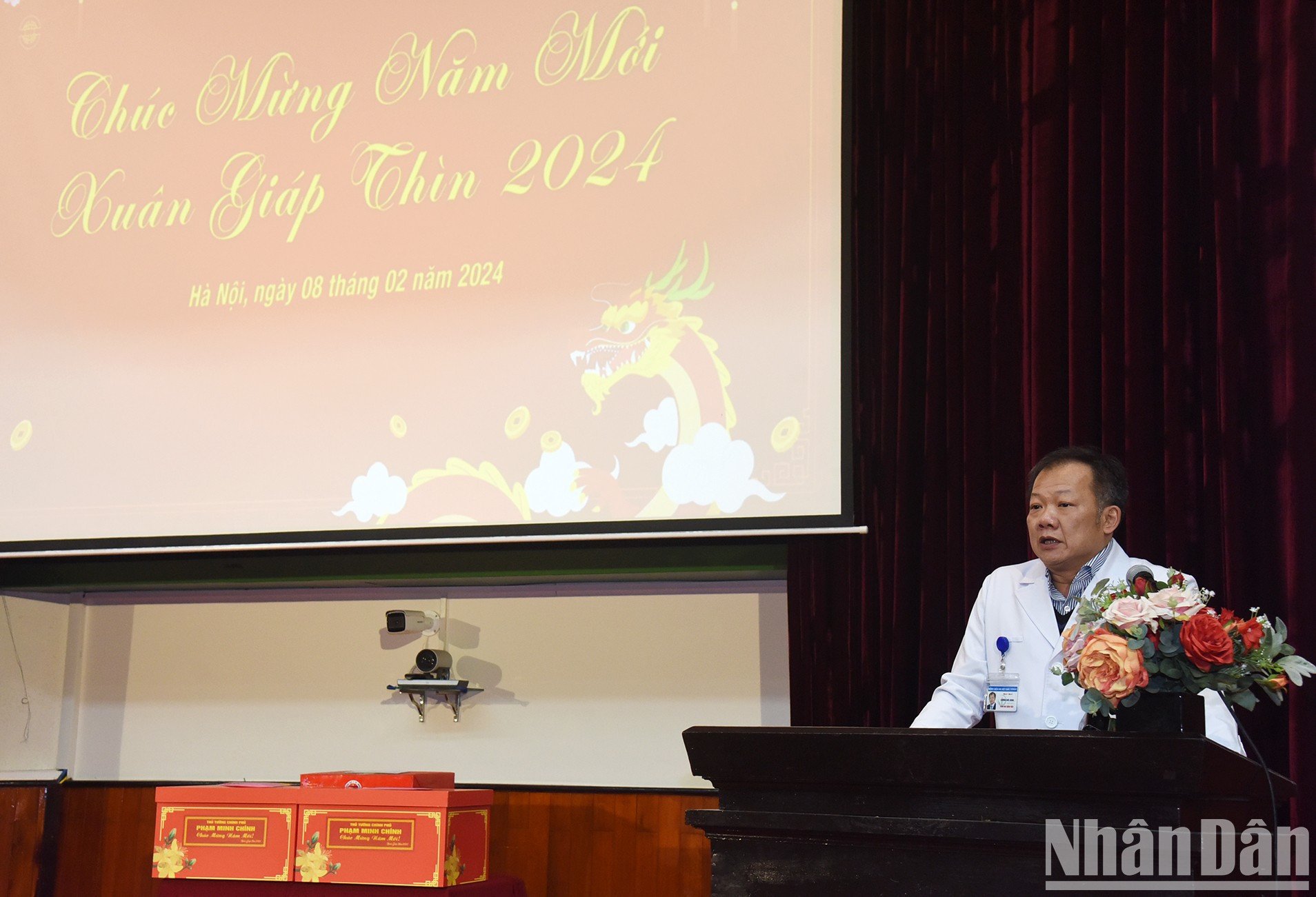El director del Hopital de Amistad Vietnam Alemania, Duong Duc Hung, habla en el encuentro con el premier.