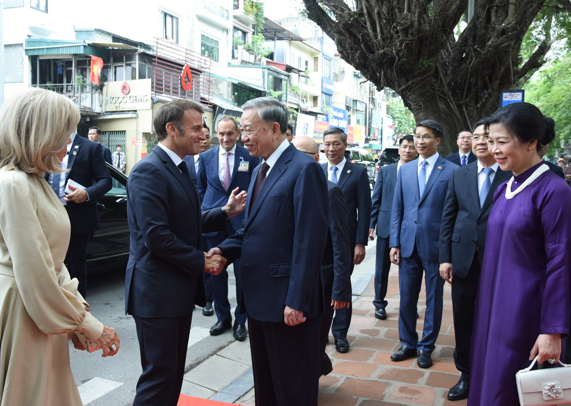 [Foto] Máximo líder partidista de Vietnam y presidente de Francia visitan Templo de Literatura en Hanói ảnh 1