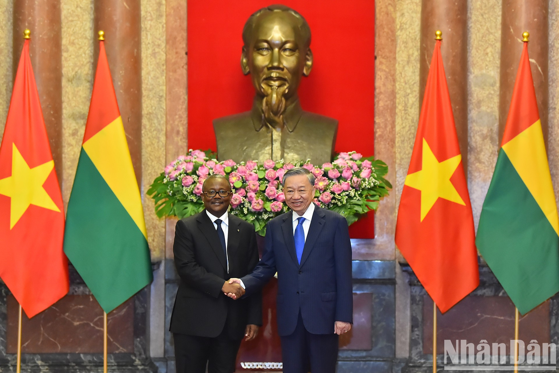 El secretario general del Partido Comunista y presidente de Vietnam, To Lam, y el presidente de Guinea-Bissau, Umaro Sissoco Embaló. El secretario general del Partido Comunista y presidente de Vietnam, To Lam, y el presidente de Guinea-Bissau, Umaro Sissoco Embaló.