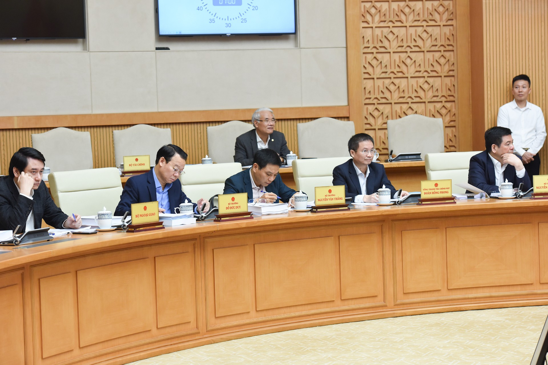 Funcionarios vietnamitas asisten a la reunión mensual del Gobierno.