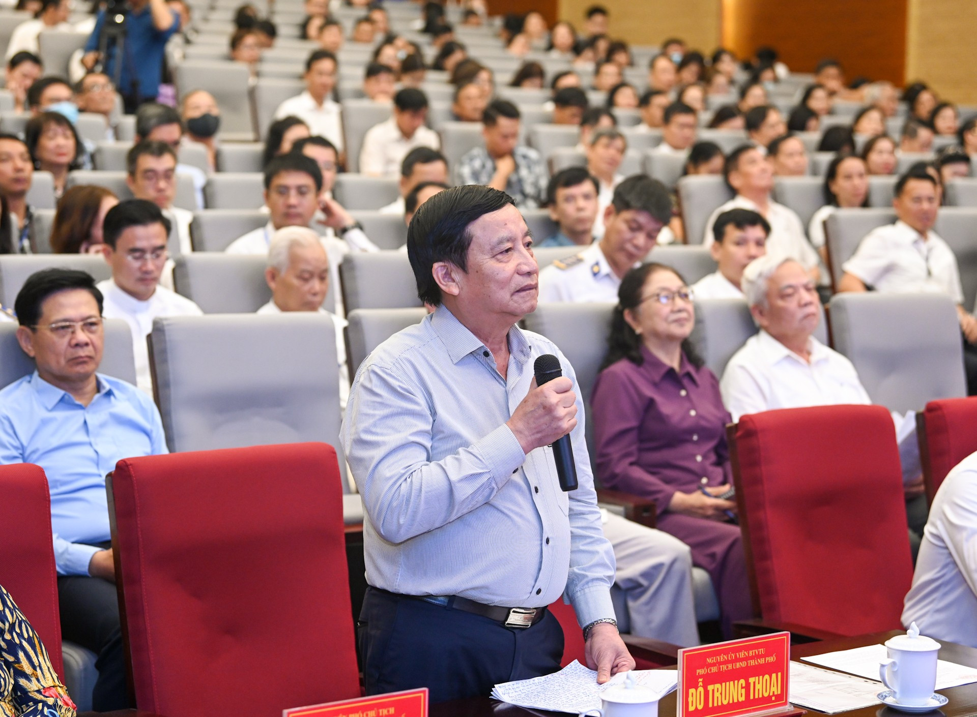 El votanta Do Trung Thoai presenta su opinión.