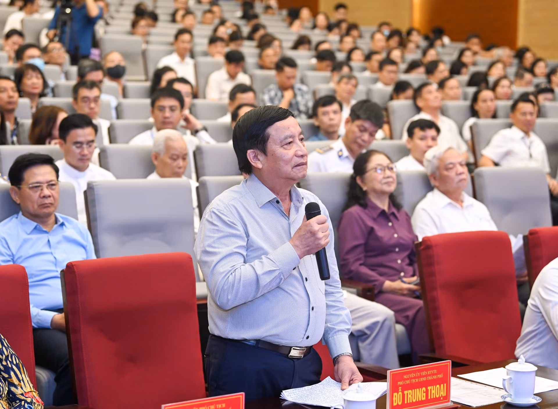 El votanta Do Trung Thoai presenta su opinión.