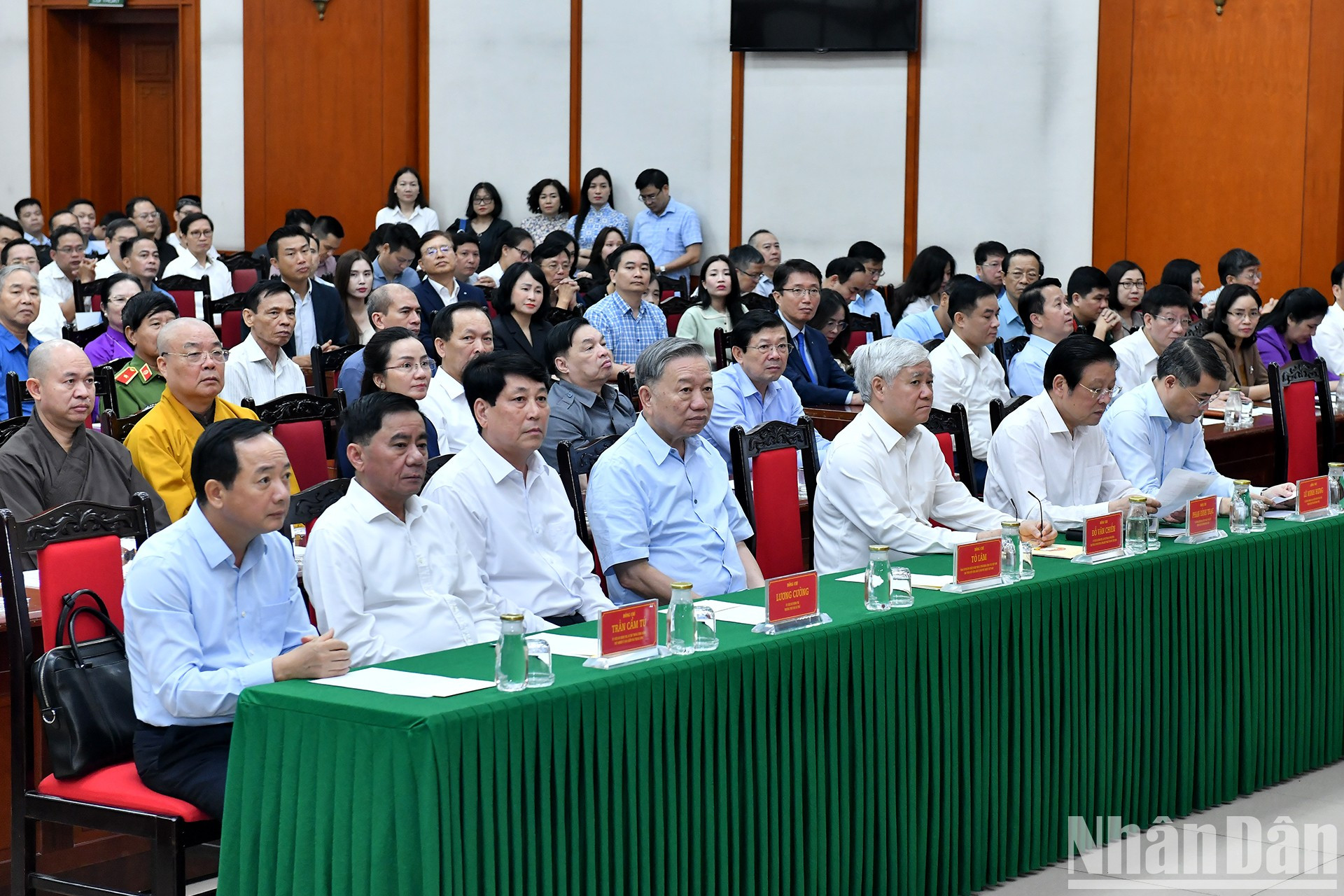 El máximo dirigente de Vietnam, To Lam, (en el centro) y los delegados asisten al acto. El máximo dirigente de Vietnam, To Lam, (en el centro) y los delegados asisten al acto.