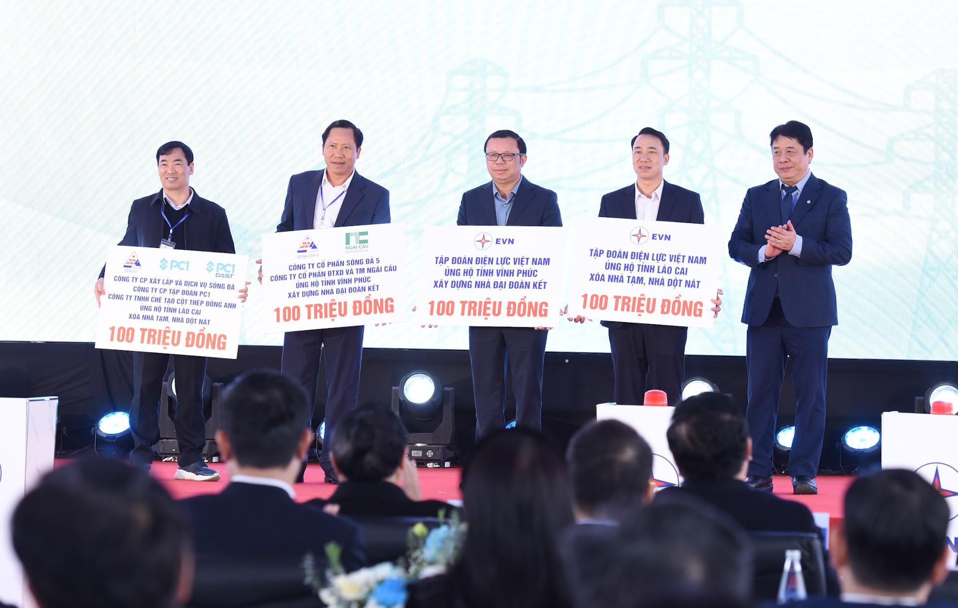 Dirigentes y contratistas de EVN apoyan a las provincias de Lao Cai y Vinh Phuc para construir casas solidarias.