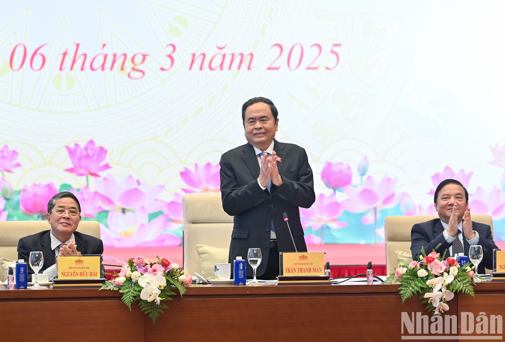 El titular de la ANV, Tran Thanh Man, felicita a las mujeres parlamentarias en ocasión del 8 de marzo. El titular de la ANV, Tran Thanh Man, felicita a las mujeres parlamentarias en ocasión del 8 de marzo.