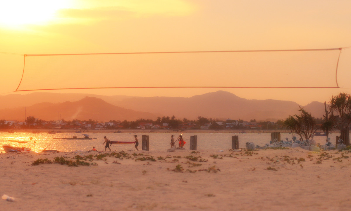 Cada barco puede transportar unos 20 pasajeros y tarda menos de 10 minutos en llegar a la isla. Cada barco puede transportar unos 20 pasajeros y tarda menos de 10 minutos en llegar a la isla.