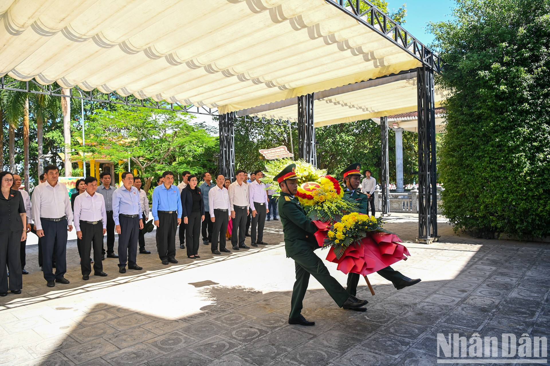 La delegación rinde homenaje a los mártires. La delegación rinde homenaje a los mártires.