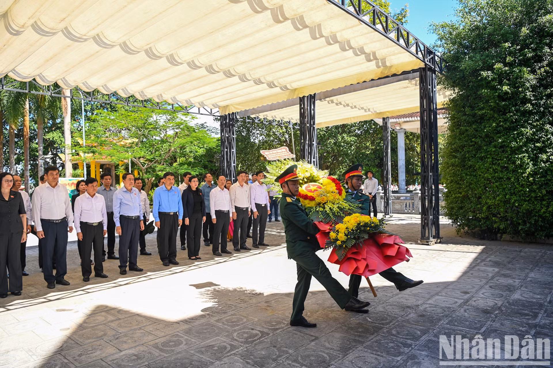 La delegación rinde homenaje a los mártires.