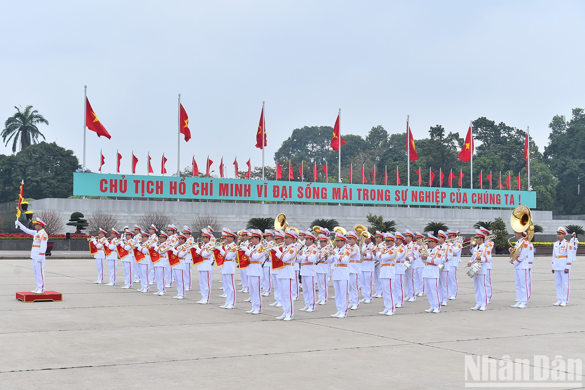 La banda de música militar en el acto protocolar. La banda de música militar en el acto protocolar.