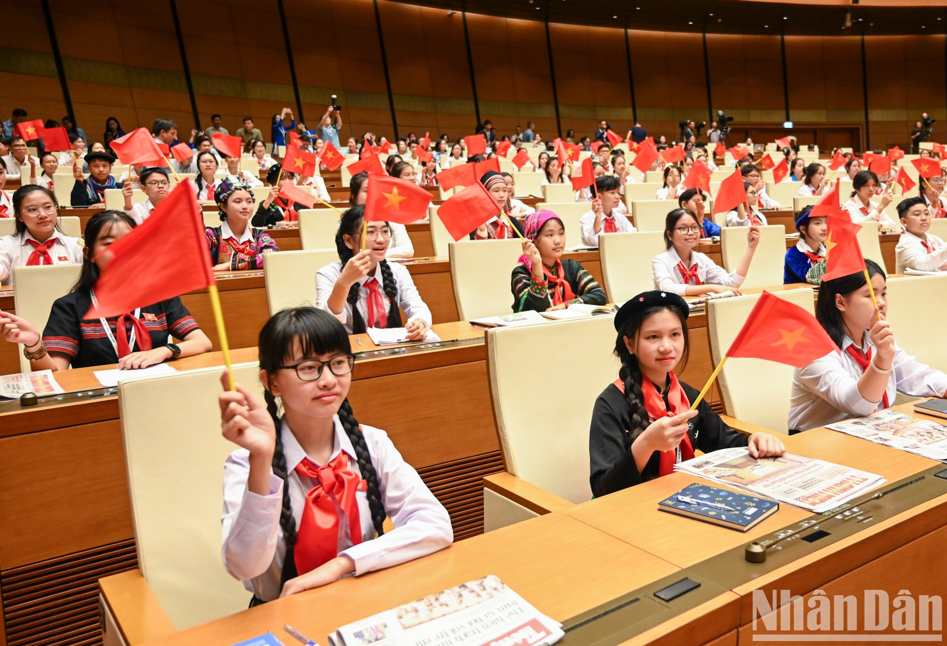Los delegados infantiles asisten al evento en la sala de conferencias de Dien Hong.