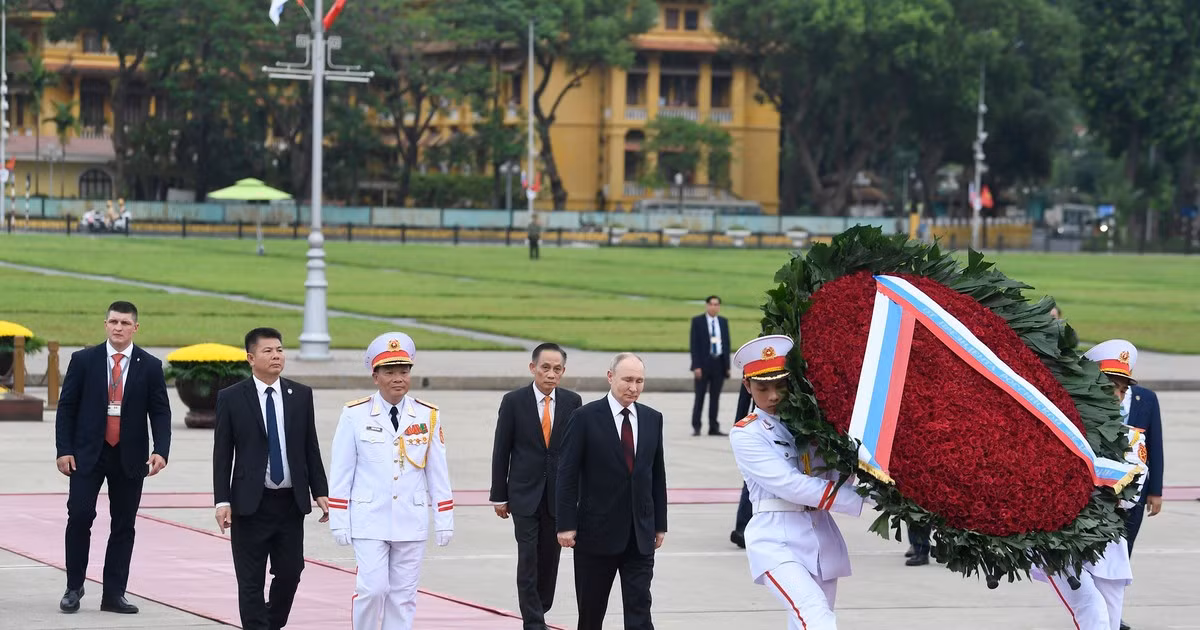 Presidente ruso rinde homenaje al Presidente Ho Chi Minh