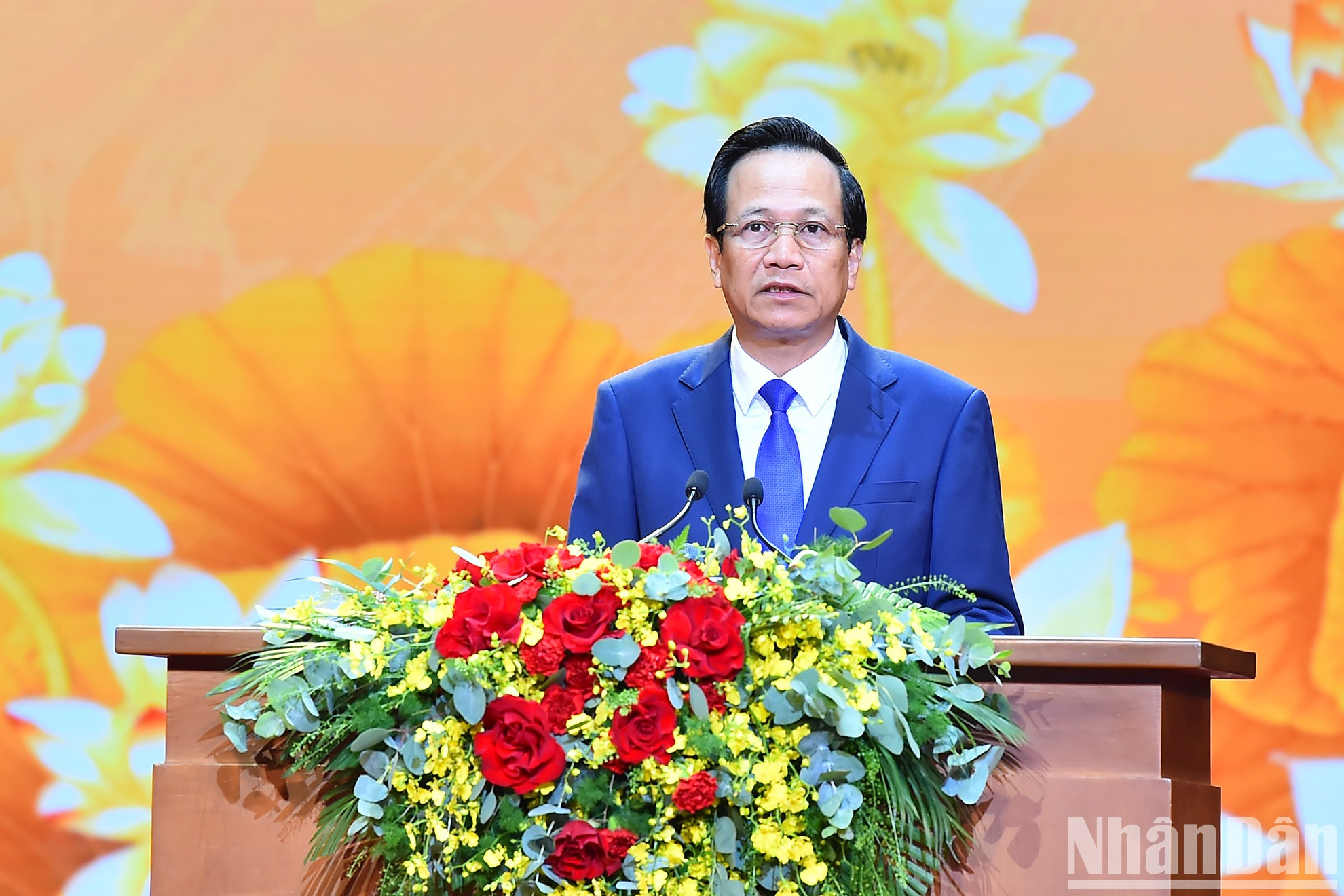 El ministro de Trabajo, Inválidos de Guerra y Asuntos Sociales, Dao Ngoc Dung, presenta un informe sobre actividades para honrar a las personas con méritos revolucionarios. El ministro de Trabajo, Inválidos de Guerra y Asuntos Sociales, Dao Ngoc Dung, presenta un informe sobre actividades para honrar a las personas con méritos revolucionarios.