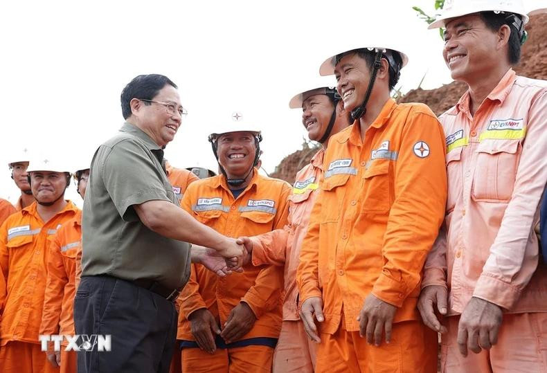 El primer ministro de Vietnam, Pham Minh Chinh, y los trabajadores en la obra. (Foto: VNA)
