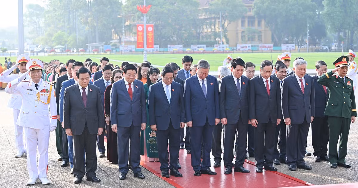[Foto] Diputados vietnamitas rinden homenaje al Presidente Ho Chi Minh