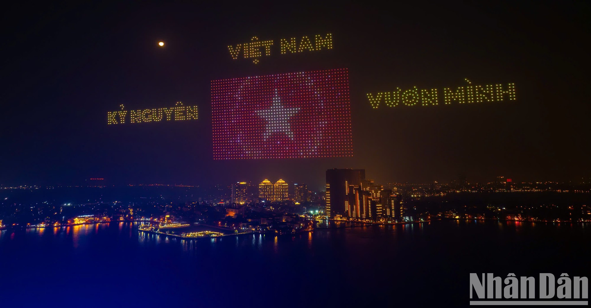 El mensaje "Vietnam-Era del engrandecimiento" se proyecta en el cielo nocturno. El mensaje "Vietnam-Era del engrandecimiento" se proyecta en el cielo nocturno.