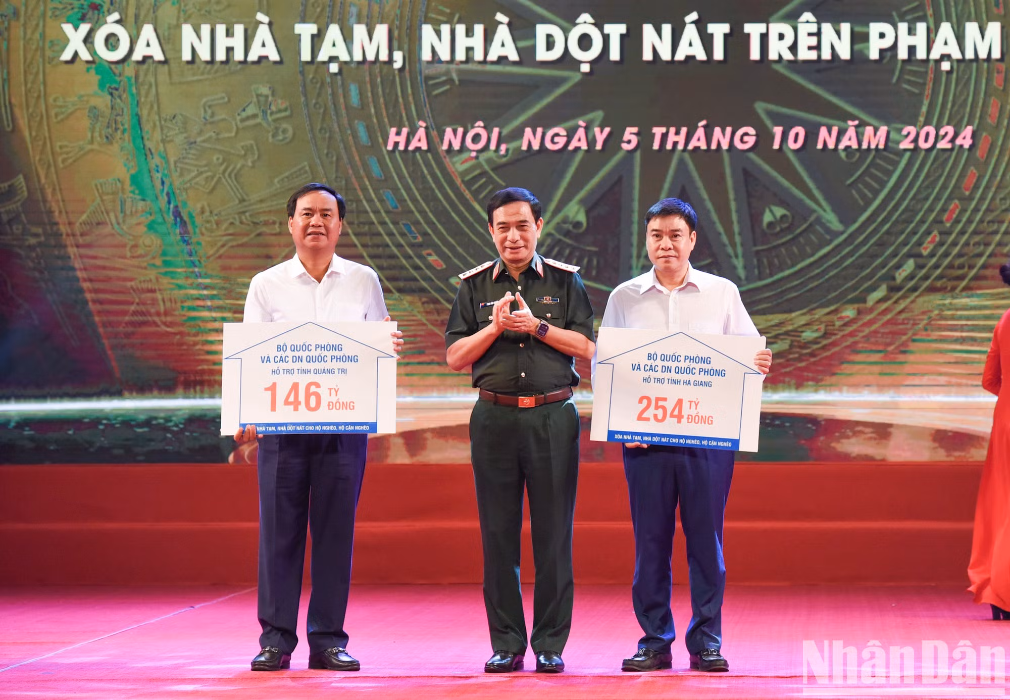 El ministro de Defensa, Phan Van Giang, concede el apoyo financiero de la cartera y de empresas militares a las localidades para eliminar viviendas temporales y en ruinas.