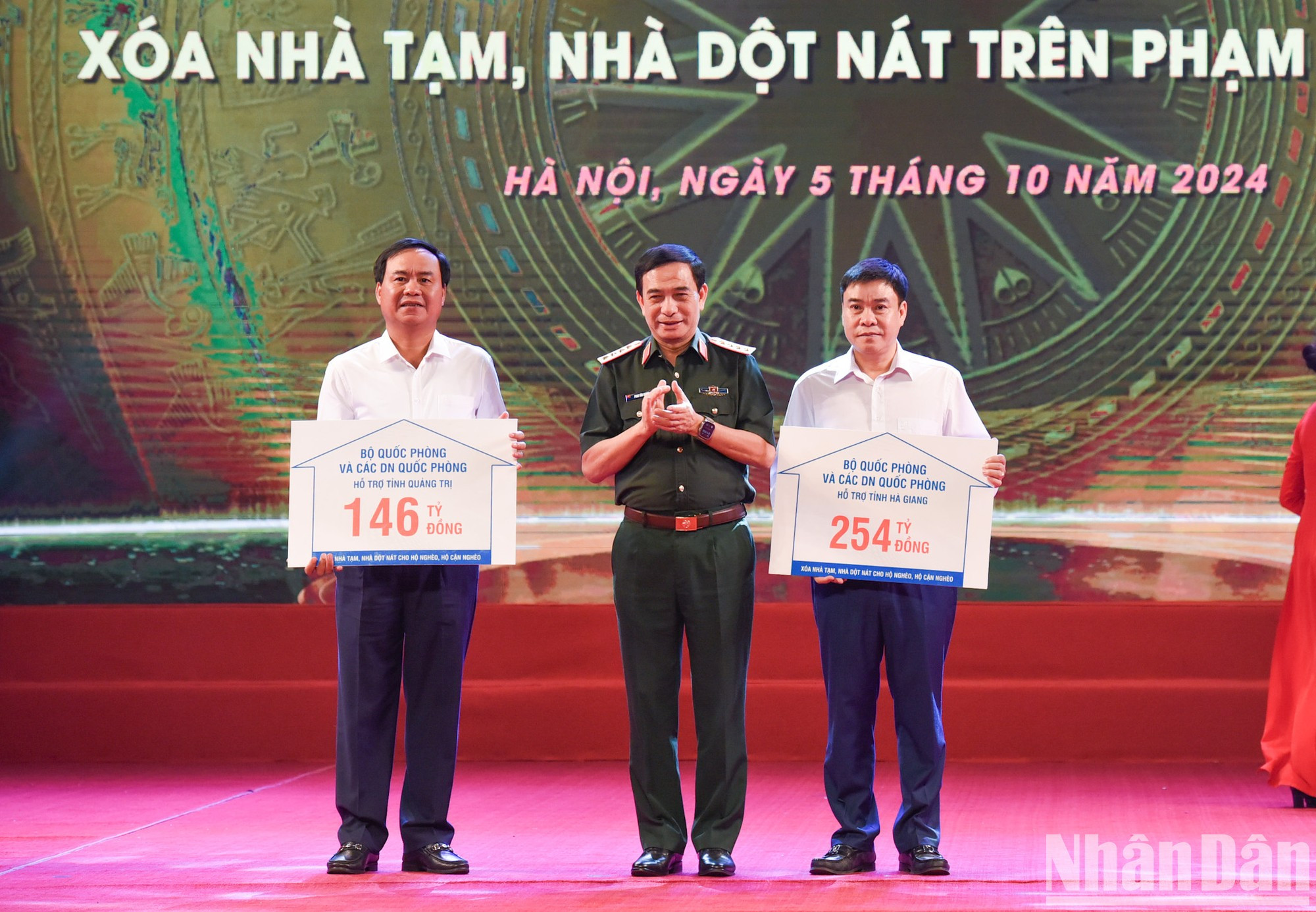 El ministro de Defensa, Phan Van Giang, concede el apoyo financiero de la cartera y de empresas militares a las localidades para eliminar viviendas temporales y en ruinas. El ministro de Defensa, Phan Van Giang, concede el apoyo financiero de la cartera y de empresas militares a las localidades para eliminar viviendas temporales y en ruinas.