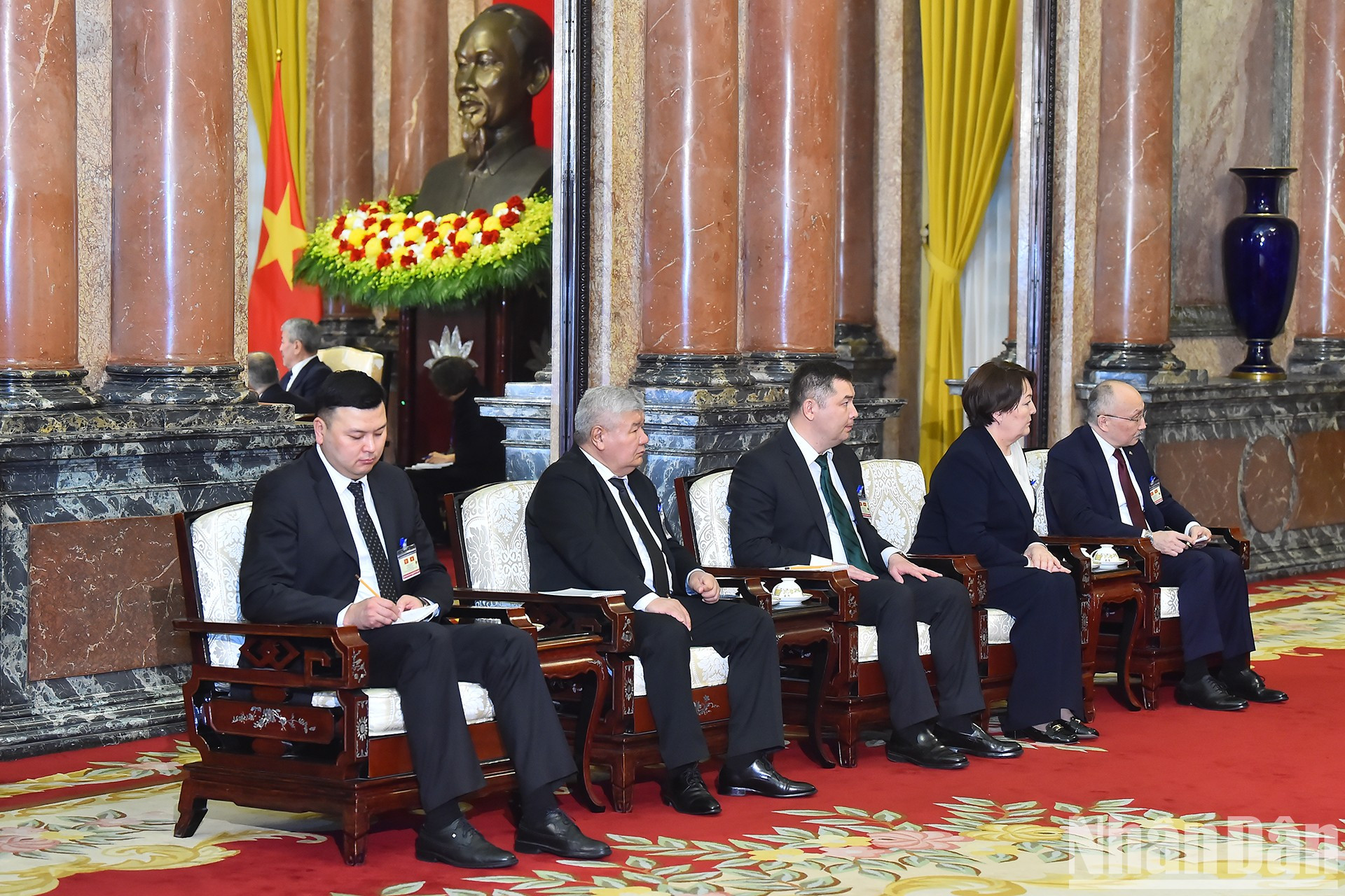 La delegación de Kirguistán acude a la cita. La delegación de Kirguistán acude a la cita.