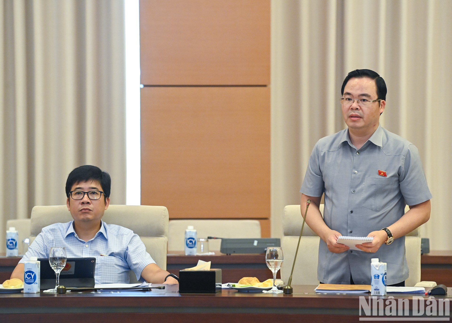 El miembro permanente de la Comisión de Ciencia-Tecnología y Medio Ambiente Tran Van Khai presenta su opinión. El miembro permanente de la Comisión de Ciencia-Tecnología y Medio Ambiente Tran Van Khai presenta su opinión.