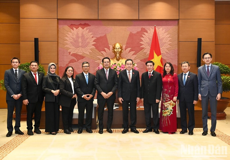 Delegados vietnamitas e indonesios en la reunión. Delegados vietnamitas e indonesios en la reunión.