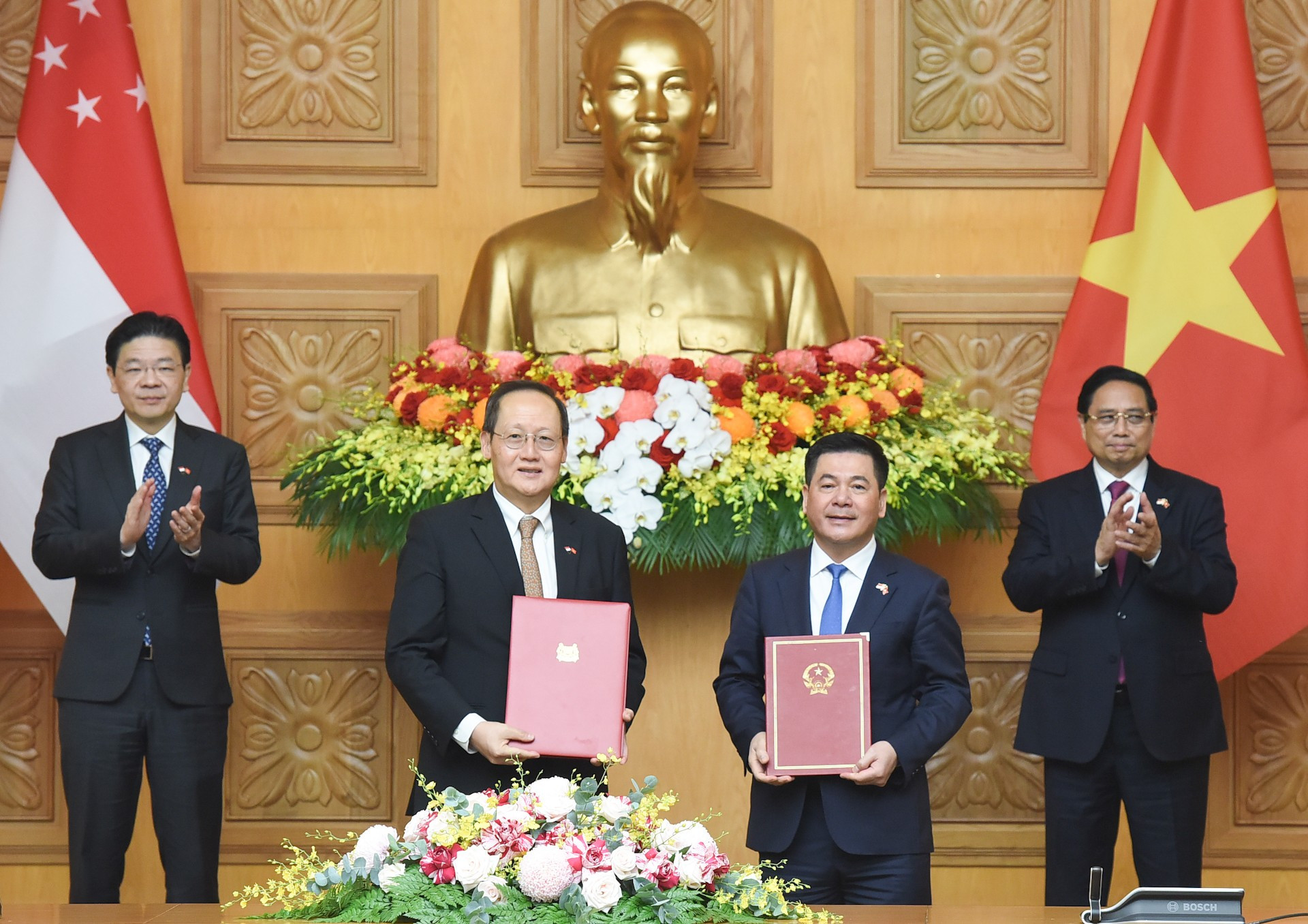 La firma de la carta de intención sobre el fortalecimiento de la cooperación en el comercio transfronterizo hacia la red eléctrica de la Asean entre los Ministerios de Industria y Comercio de los dos países. La firma de la carta de intención sobre el fortalecimiento de la cooperación en el comercio transfronterizo hacia la red eléctrica de la Asean entre los Ministerios de Industria y Comercio de los dos países.