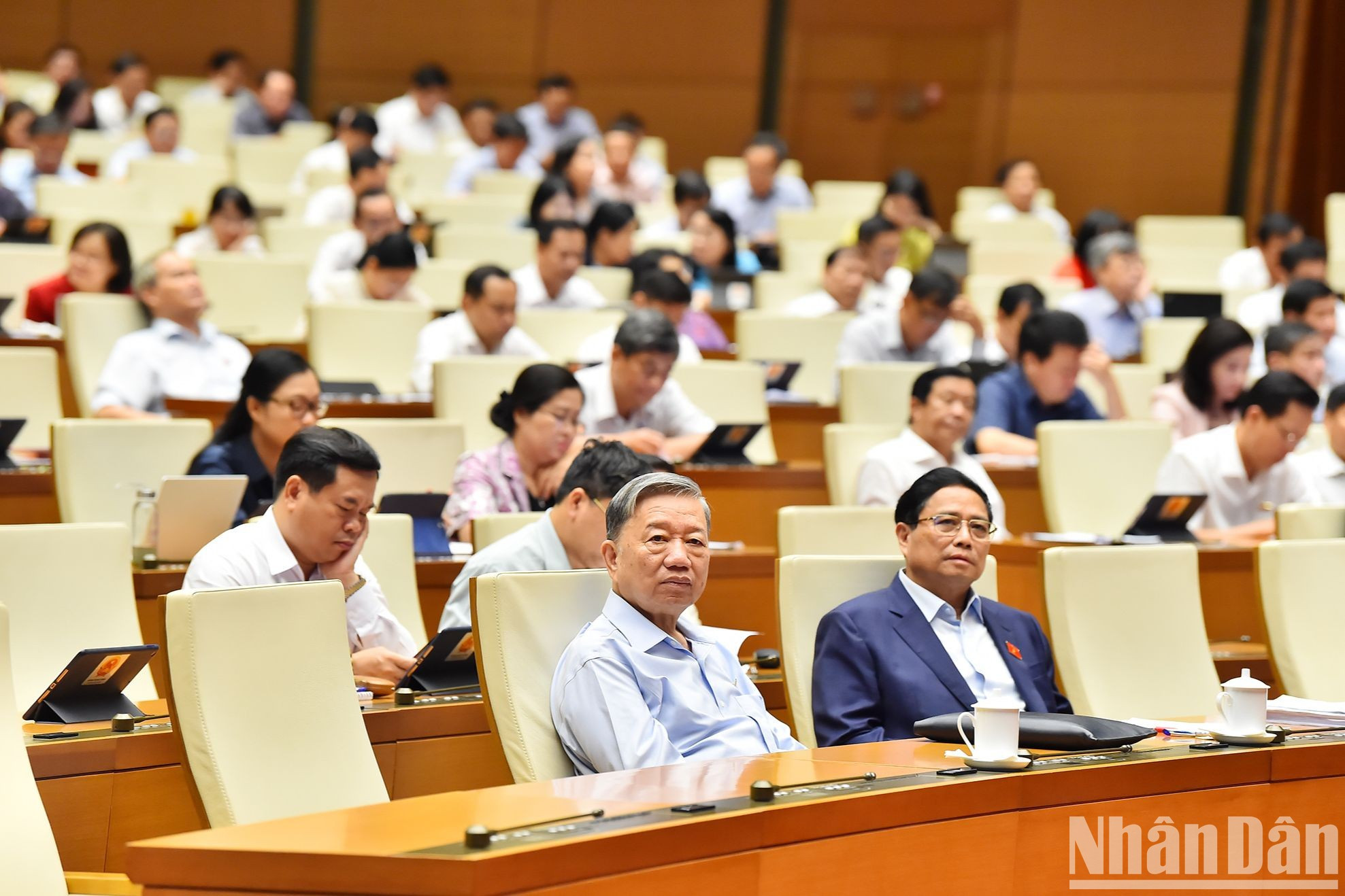 El presidente de Vietnam, To Lam; el primer ministro del país, Pham Minh Chinh, asiste a la sesión de interpelación.