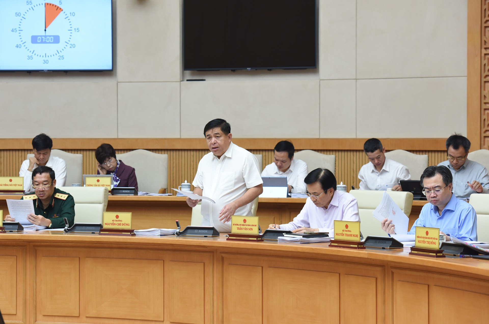 El ministro de Planificación e Inversión, Nguyen Chi Dung, presenta el informe de situación socioeconómica en octubre.