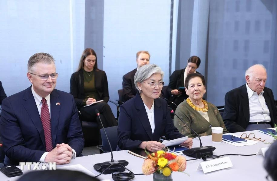 Kang Kyung-wha, presidenta y directora ejecutiva de Asia Society, habla en la reunión con el máximo dirigente vietnamita. (Foto: VNA) Kang Kyung-wha, presidenta y directora ejecutiva de Asia Society, habla en la reunión con el máximo dirigente vietnamita. (Foto: VNA)