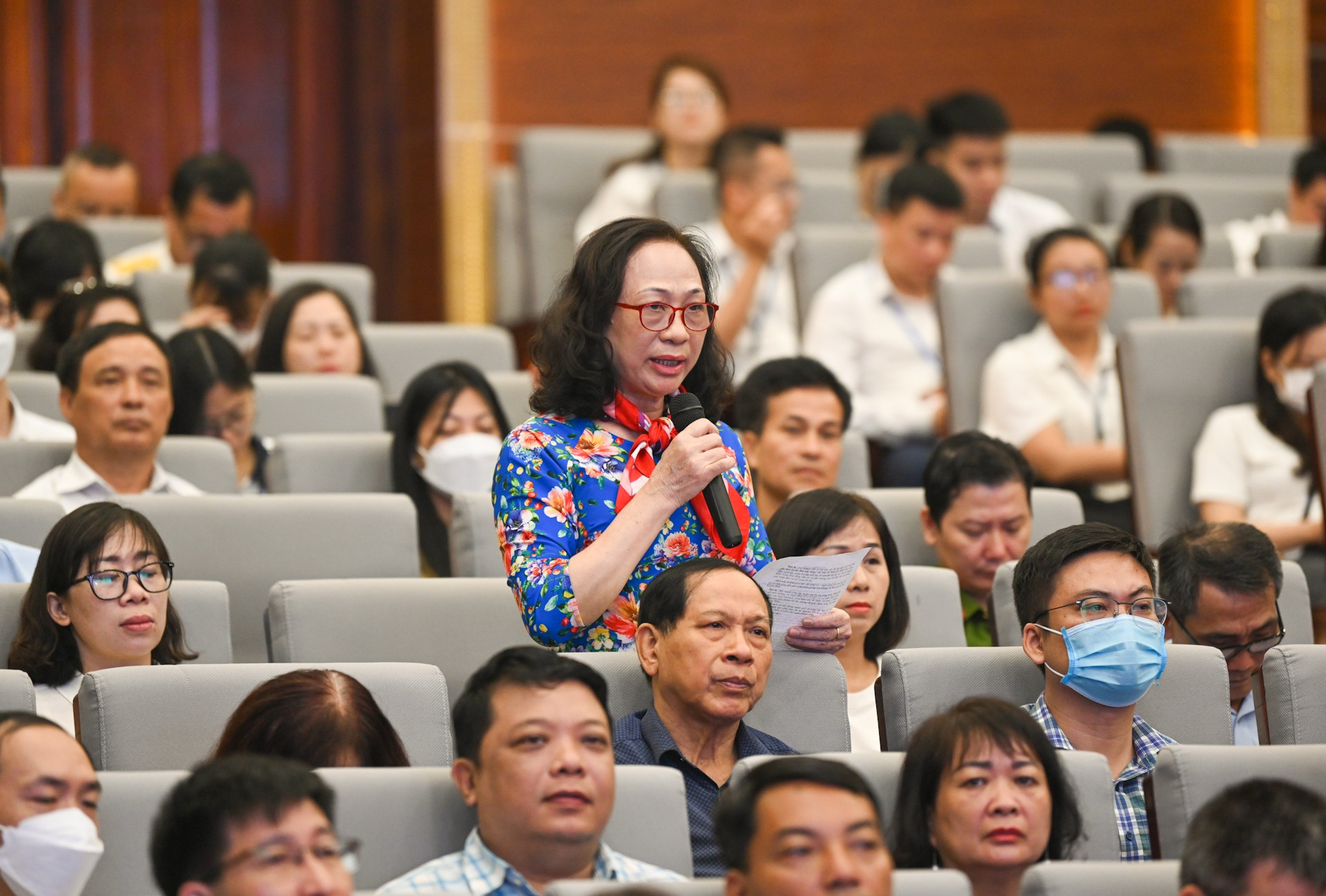 La votante Bui Thi An opina sobre temas en el campo del medio ambiente.