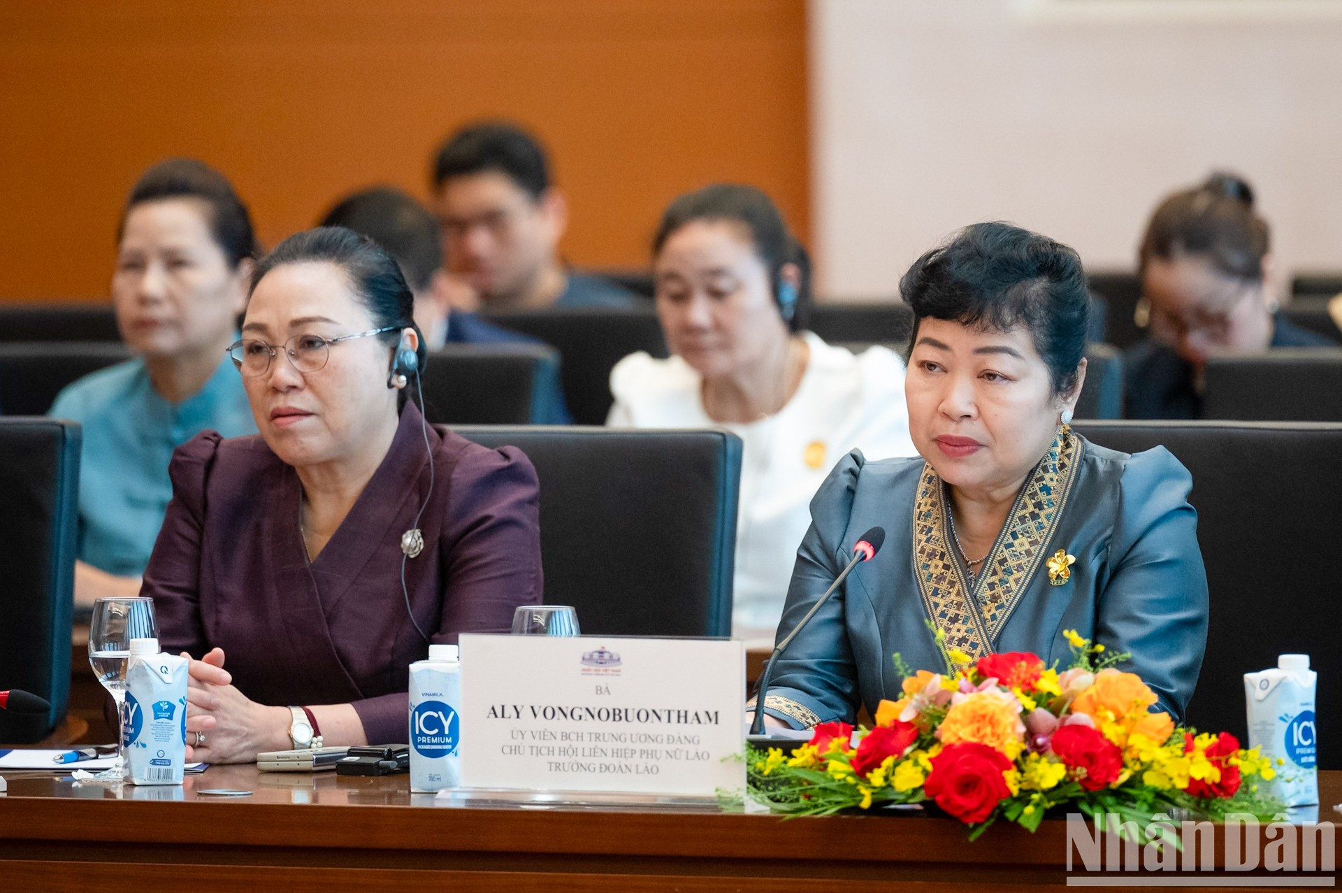 La presidenta de la Unión de Mujeres de Laos, Ali Vungnobountham (D). La presidenta de la Unión de Mujeres de Laos, Ali Vungnobountham (D).
