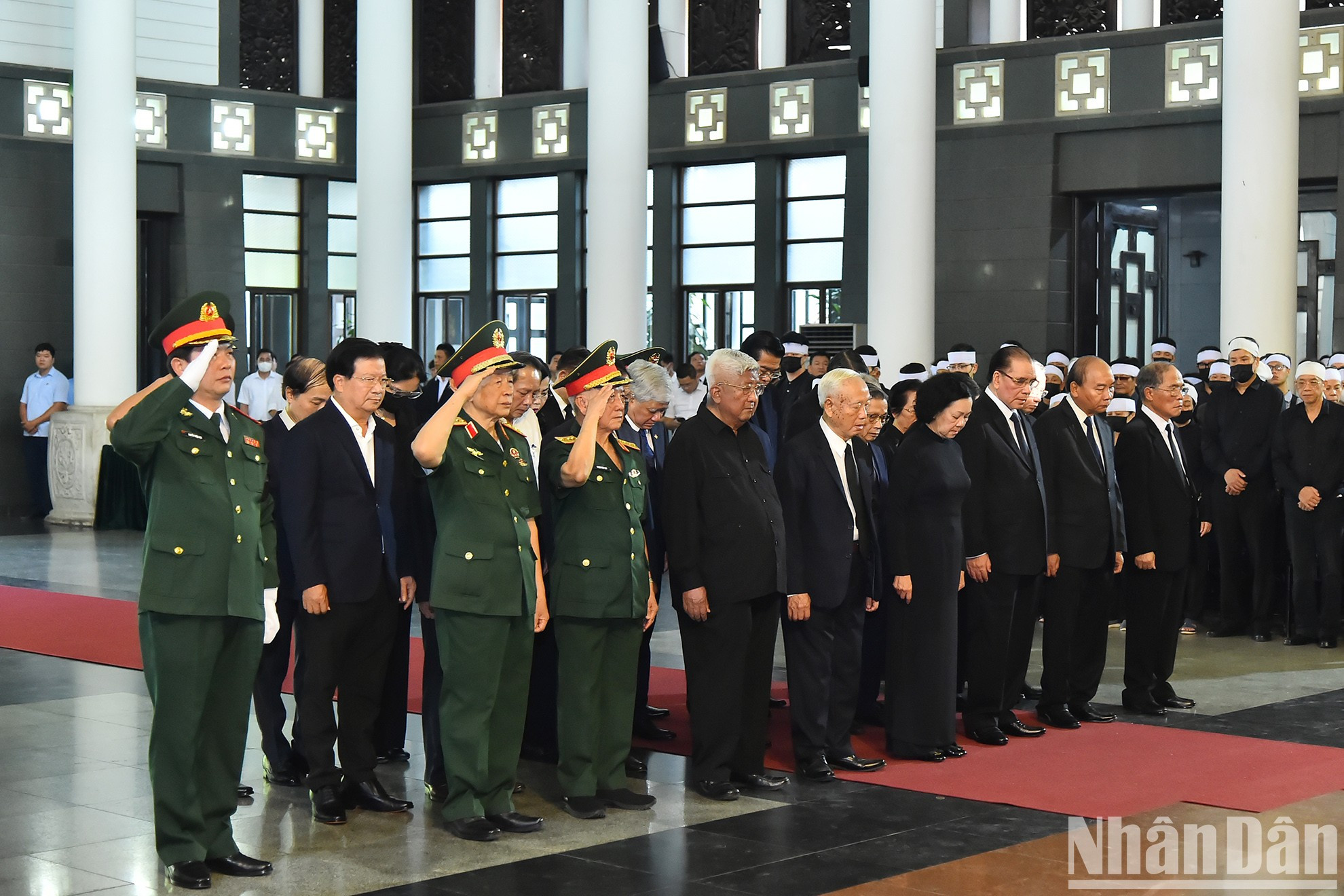 Dirigentes y ex funcionarios del Partido y el Estado asisten a las honras fúnebres. Dirigentes y ex funcionarios del Partido y el Estado asisten a las honras fúnebres.