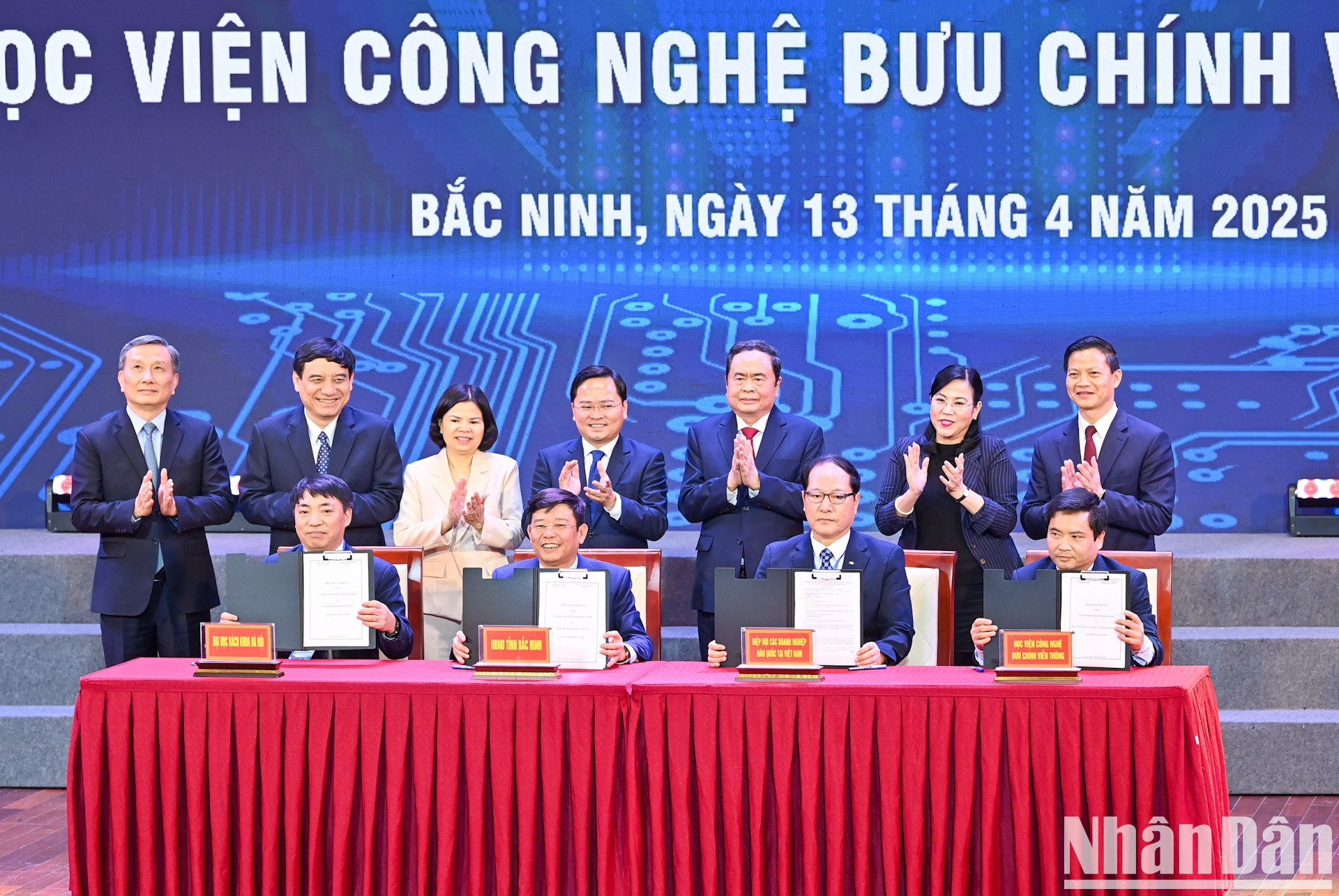 El presidente de la Asamblea Nacional, Tran Thanh Man, presencia la ceremonia de firma del memorando de entendimiento de cooperación entre el Comité Popular de la provincia de Bac Ninh y la Asociación de Empresarios Surcoreanos en Vietnam, la Universidad Politécnica de Hanói y la Academia de Tecnología de Correos y Telecomunicaciones. El presidente de la Asamblea Nacional, Tran Thanh Man, presencia la ceremonia de firma del memorando de entendimiento de cooperación entre el Comité Popular de la provincia de Bac Ninh y la Asociación de Empresarios Surcoreanos en Vietnam, la Universidad Politécnica de Hanói y la Academia de Tecnología de Correos y Telecomunicaciones.